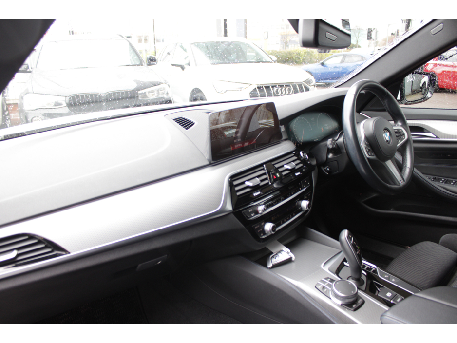 2020 BMW 5 Series - image 23