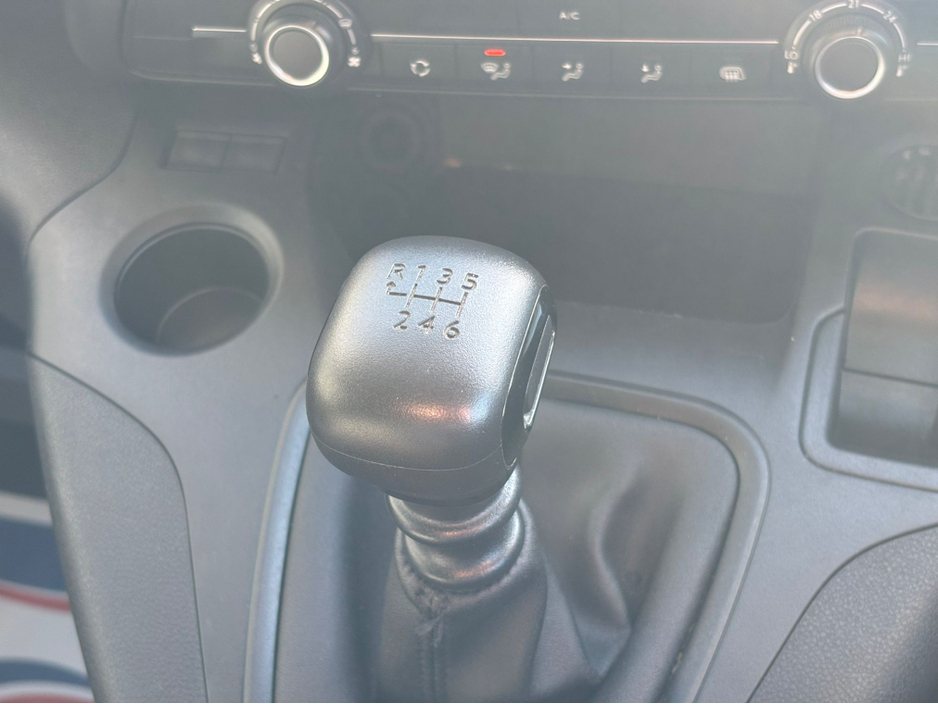 2022 Vauxhall Combo - image 26