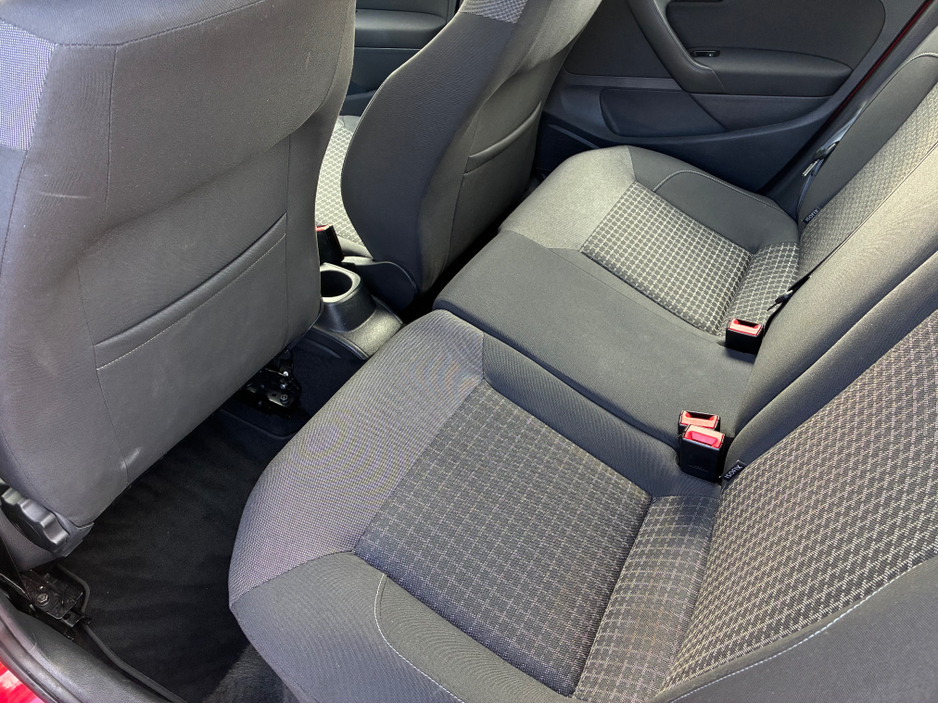 2014 Volkswagen Polo - image 8