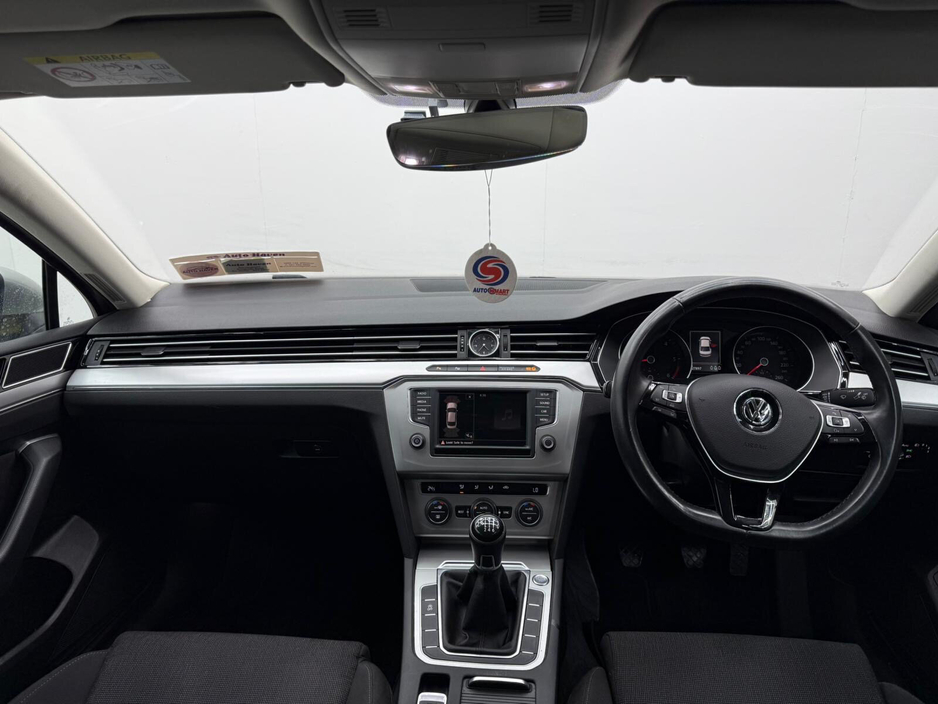 2017 Volkswagen Passat - image 10