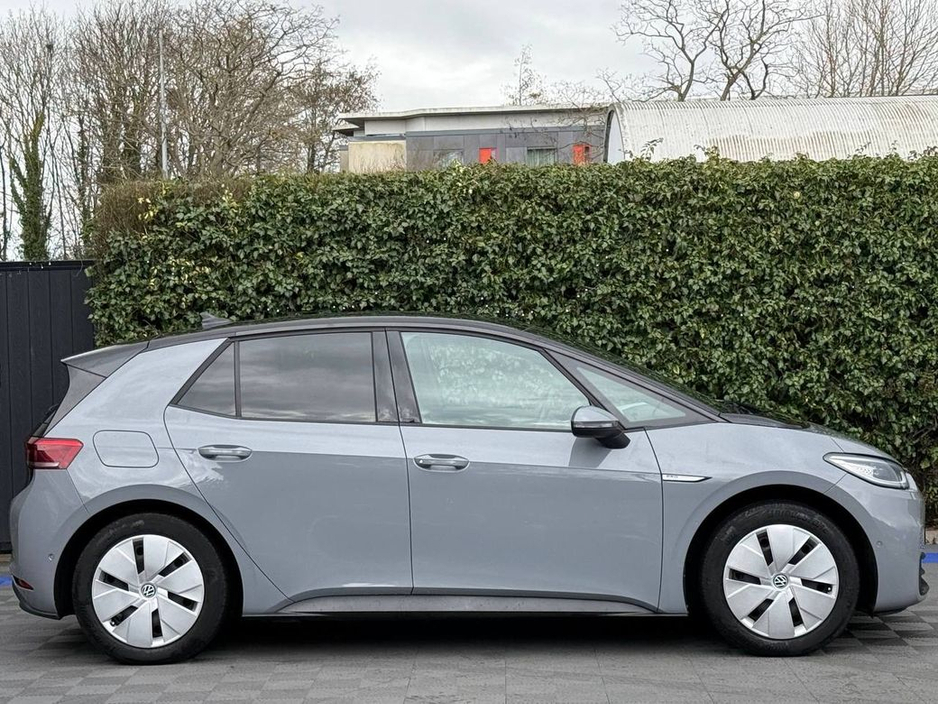 2023 Volkswagen ID.3 FAMILY 58KWH // PANORAMIC SUNROOF // HEATED SEATS // APPLE CARPLAY/ANDROID AUTO €22,450