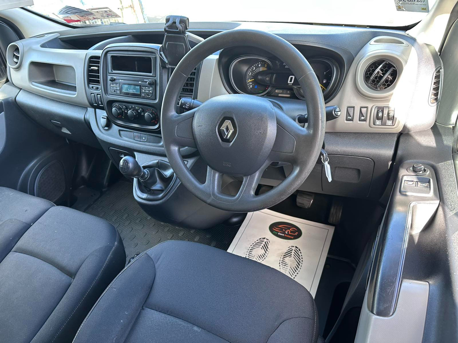 2016 Renault Trafic - image 11