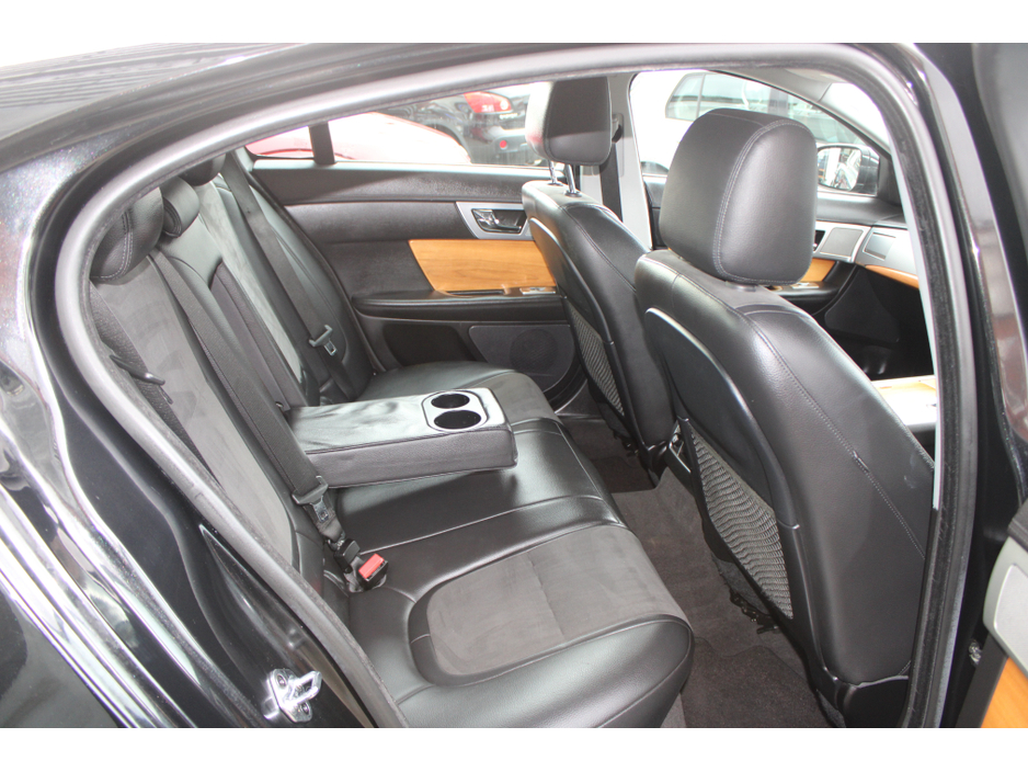 2013 Jaguar XF - image 10