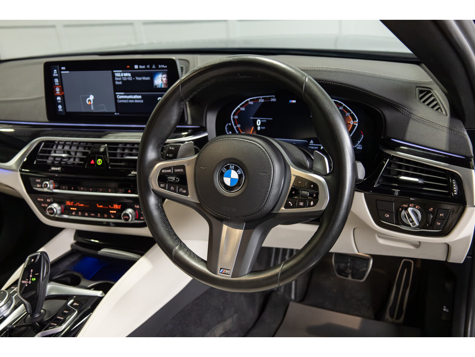 2022 BMW 5 Series - image 9