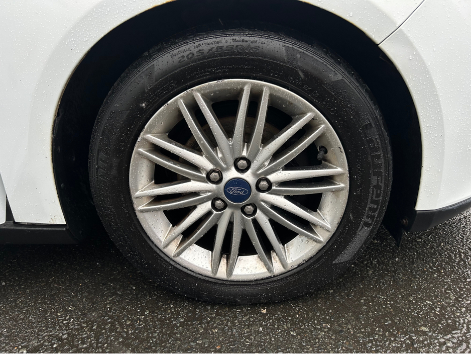 2017 Ford Focus - image 28