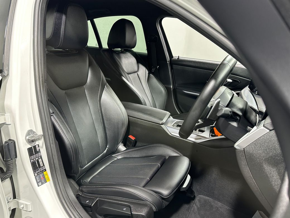 2025 BMW 3 Series - image 10