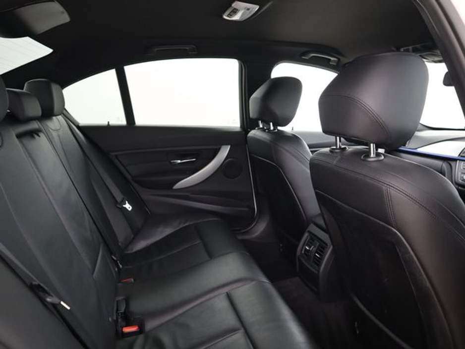 2015 BMW 3 Series - image 11