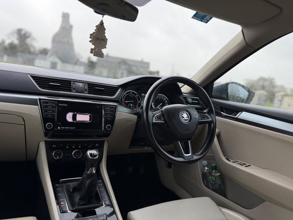 2017 Skoda Superb - image 9