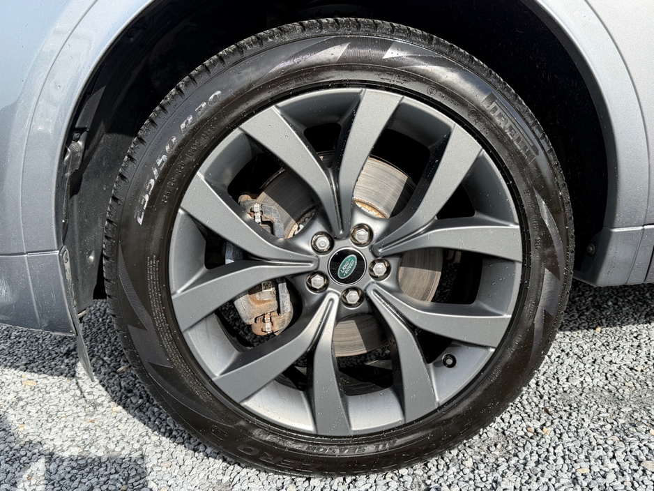 2022 Land Rover Discovery - image 6