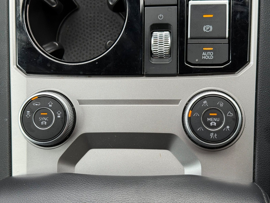 2019 Volkswagen Touareg - image 22