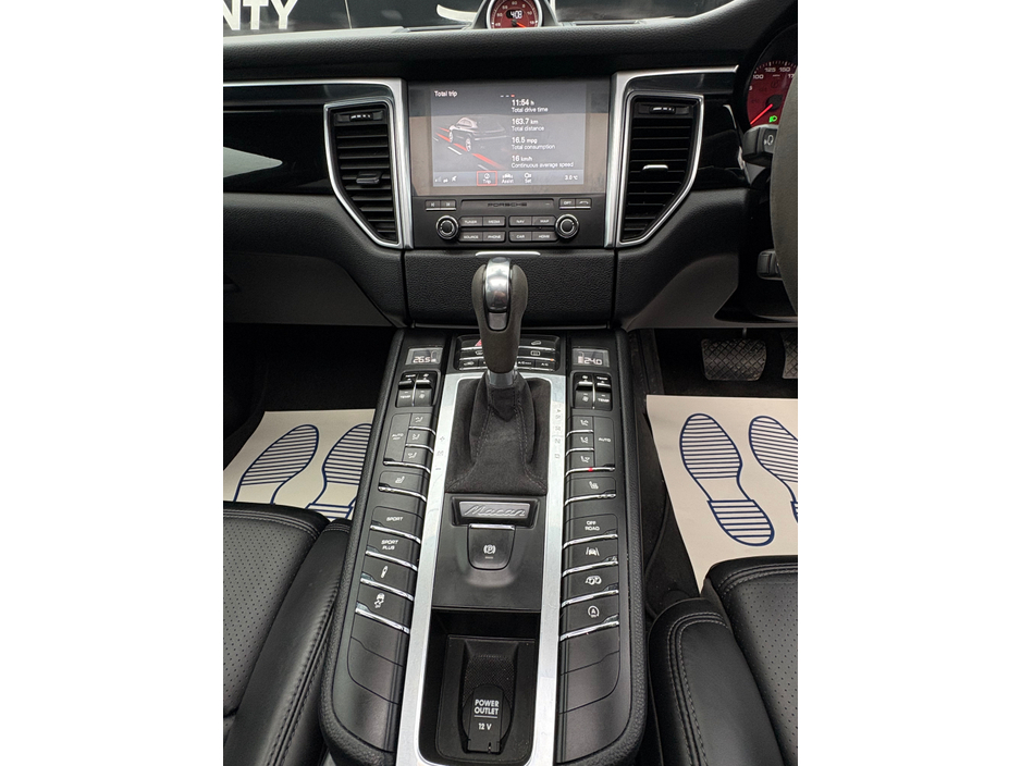 2017 Porsche Macan - image 22