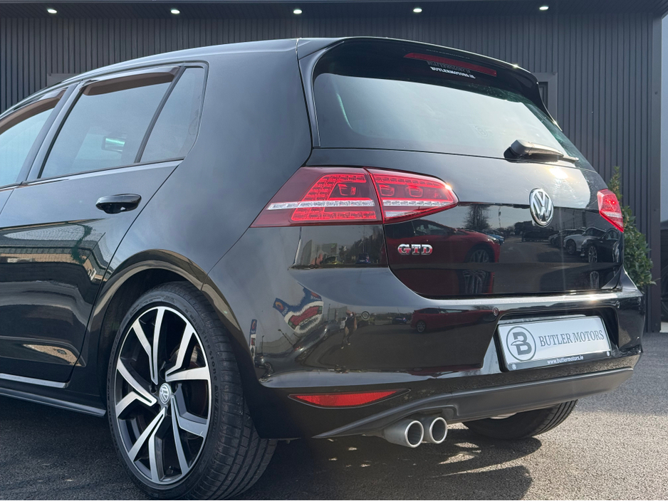 2015 Volkswagen Golf - image 11