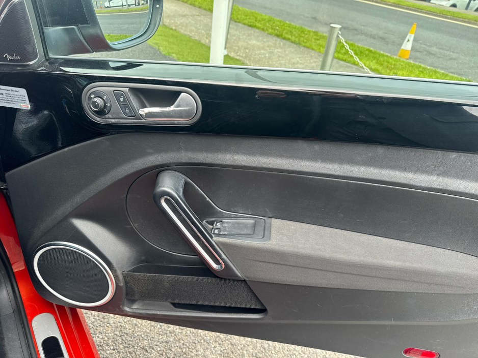 2016 Volkswagen Beetle - image 11