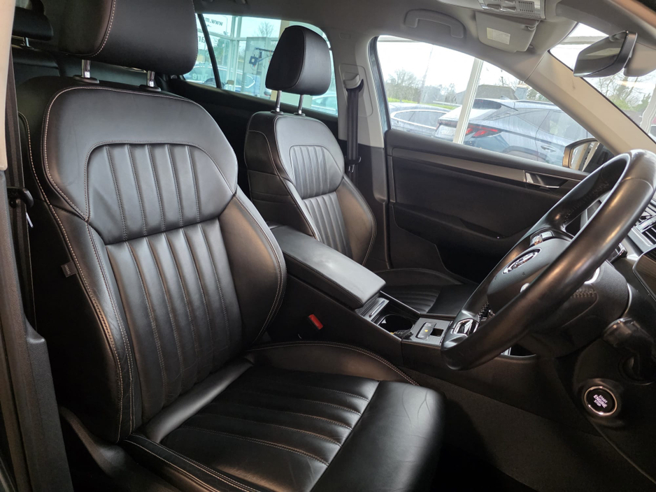 2020 Skoda Superb - image 12