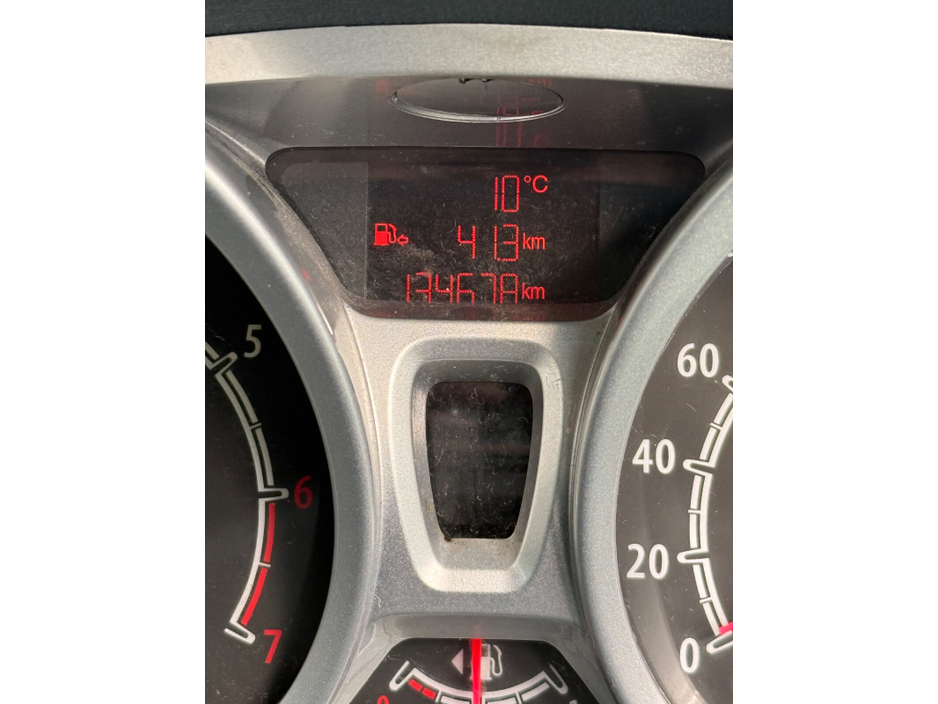 2009 Ford Fiesta - image 11