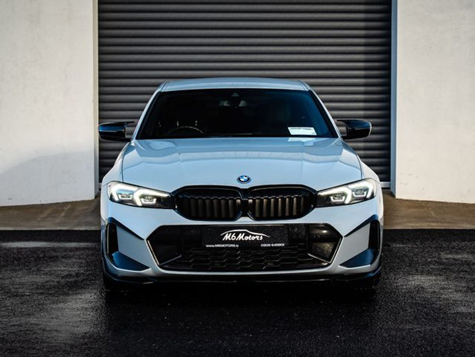 2022 BMW 3 Series - image 2