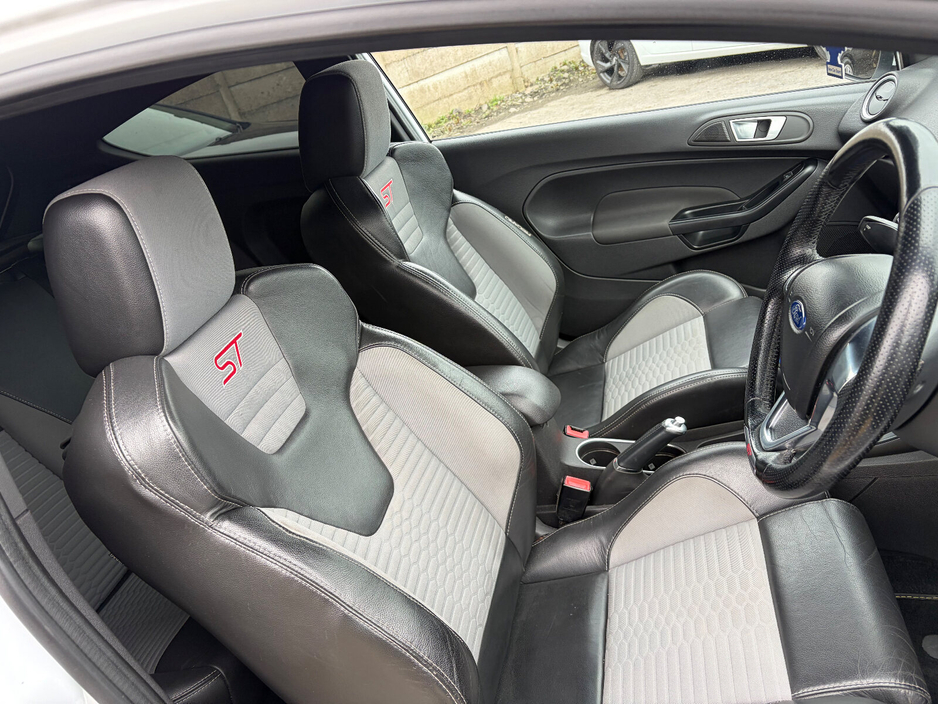 2016 Ford Fiesta - image 4