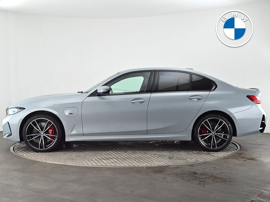 2023 BMW 3 Series - image 3