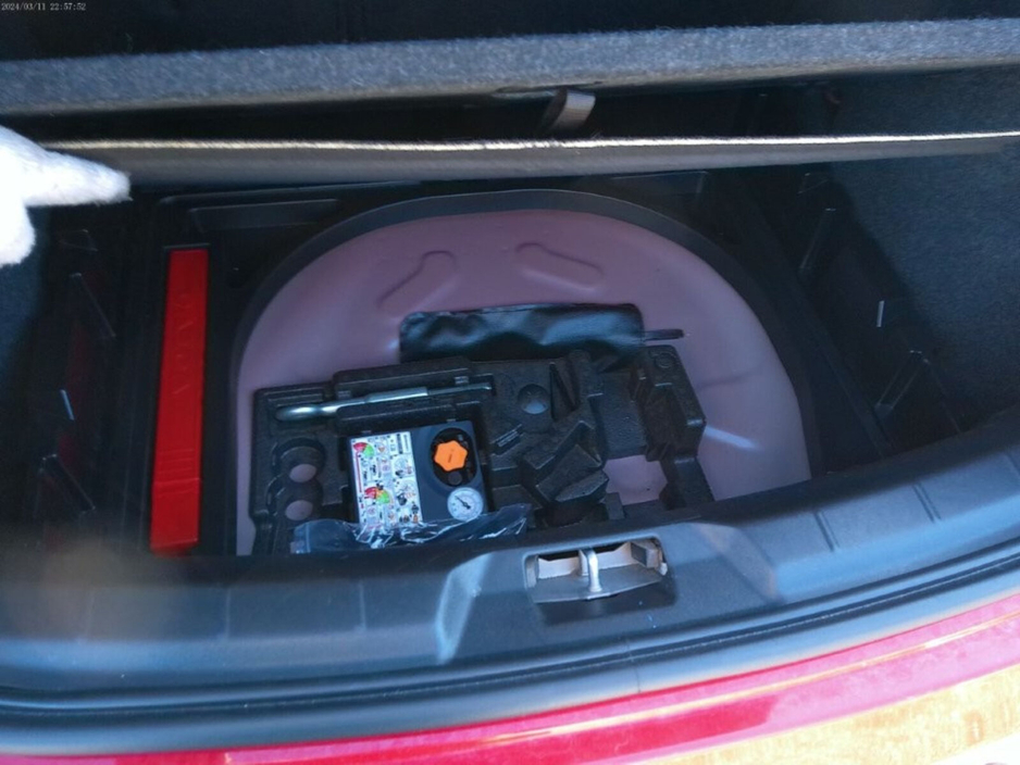 2018 Volvo V40 - image 13