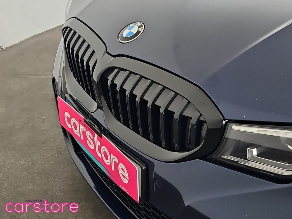 2020 BMW 3 Series - image 18