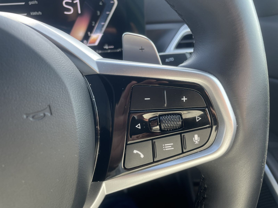 2025 BMW 3 Series - image 25