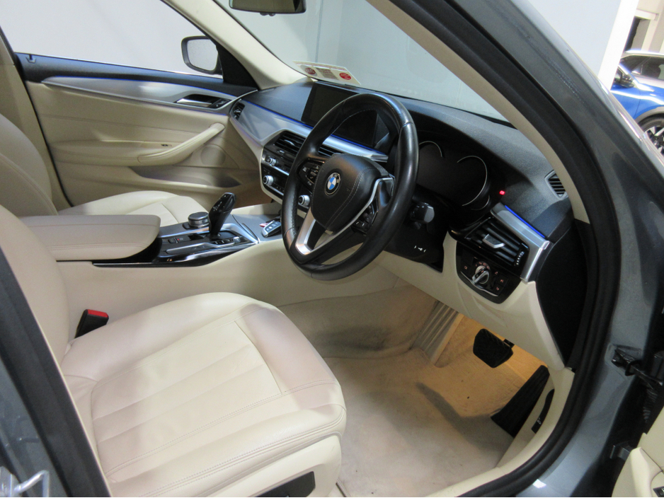 2018 BMW 5 Series - image 11