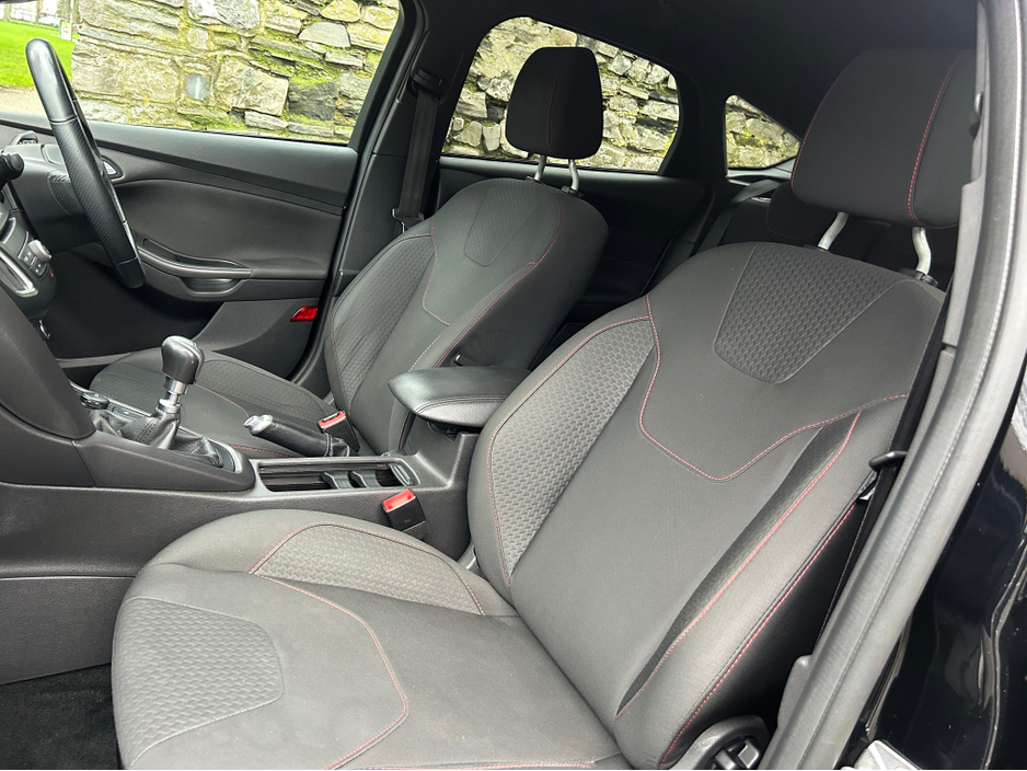 2017 Ford Focus - image 17