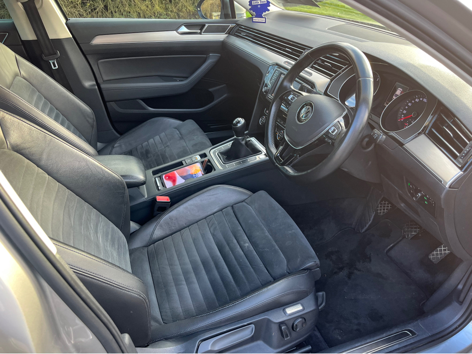 2015 Volkswagen Passat - image 9