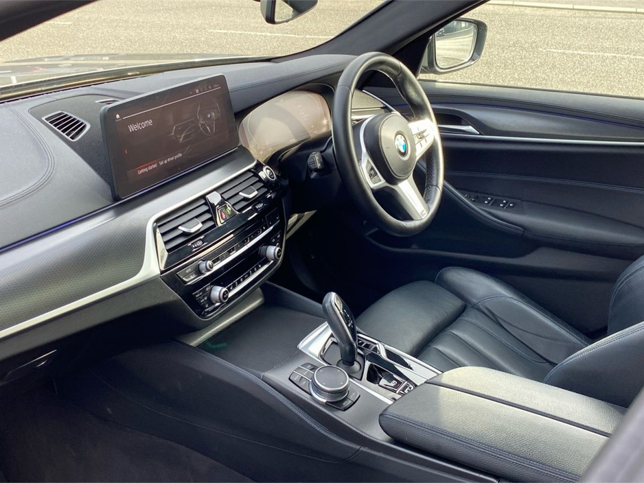 2022 BMW 5 Series - image 7