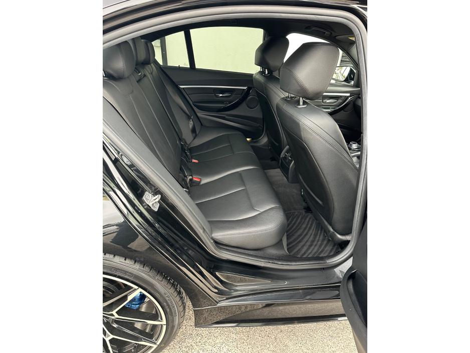 2019 BMW 3 Series - image 19