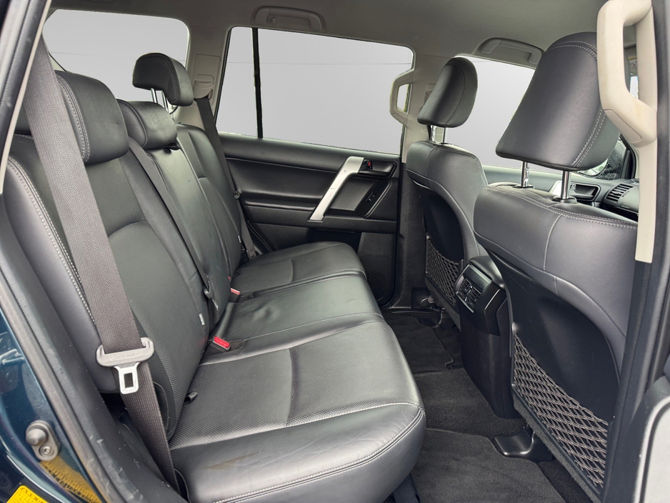 2018 Toyota Landcruiser - image 12