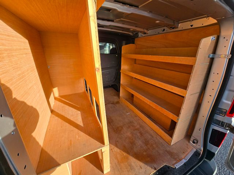 2021 Renault Trafic - image 16