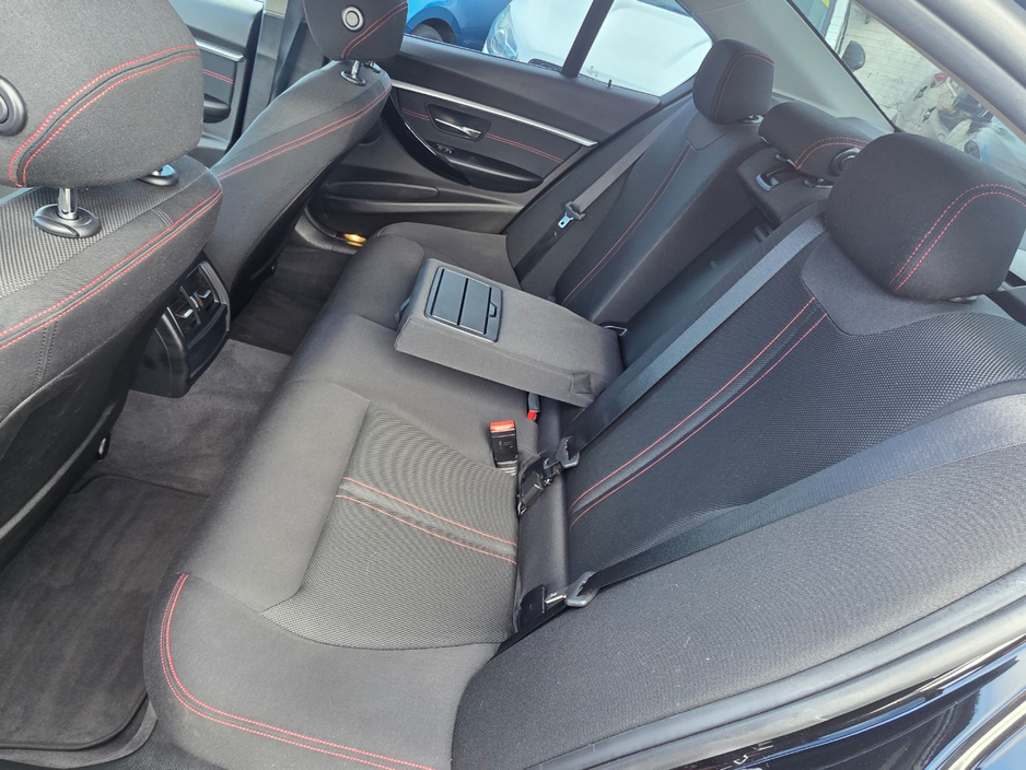 2017 BMW 3 Series - image 12