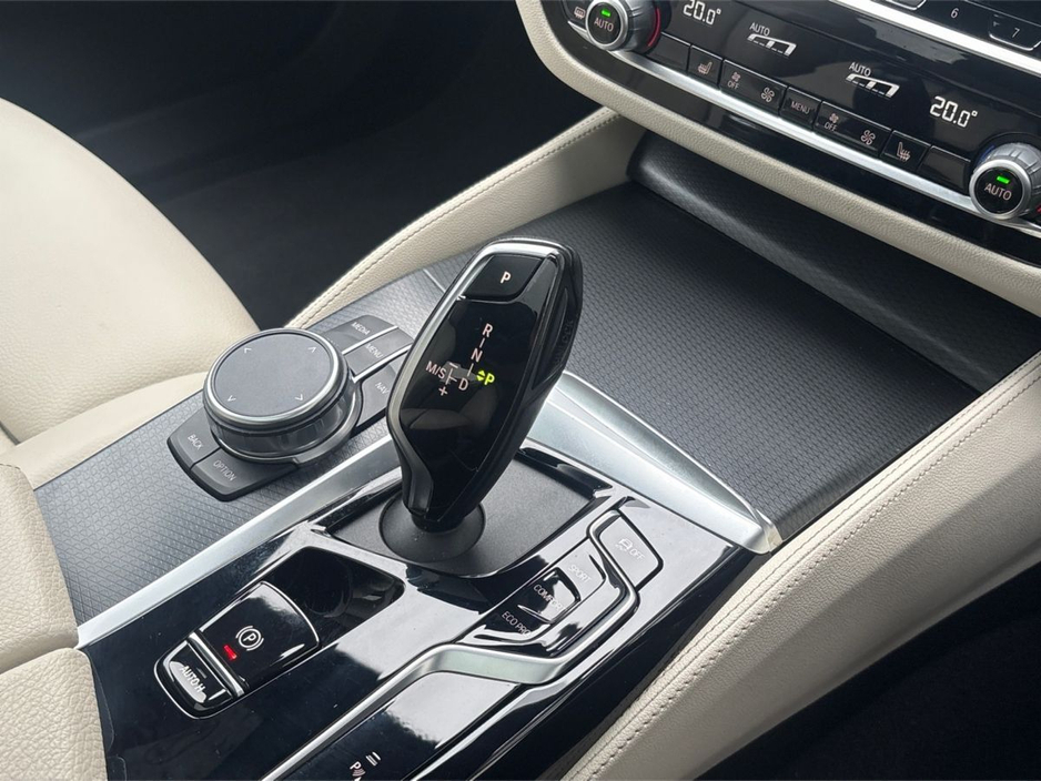2023 BMW 5 Series - image 10