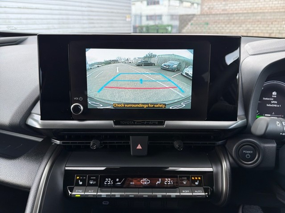 2025 Toyota C-HR SPORT PLUS SIDESTEPS & EXTRAS // HEATED SEATS // APPLE CARPLAY/ANDROID AUTO // SIDE STEPS // WIND DEFLECTORS // FULL WARRANTY €37,945