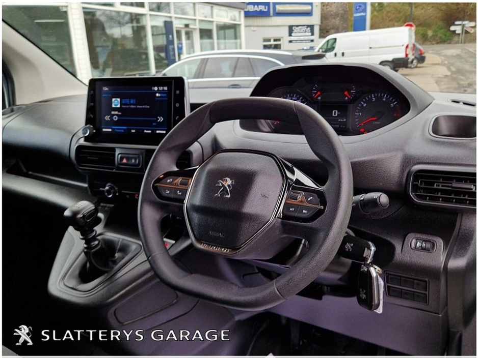 2022 Peugeot Partner - image 4