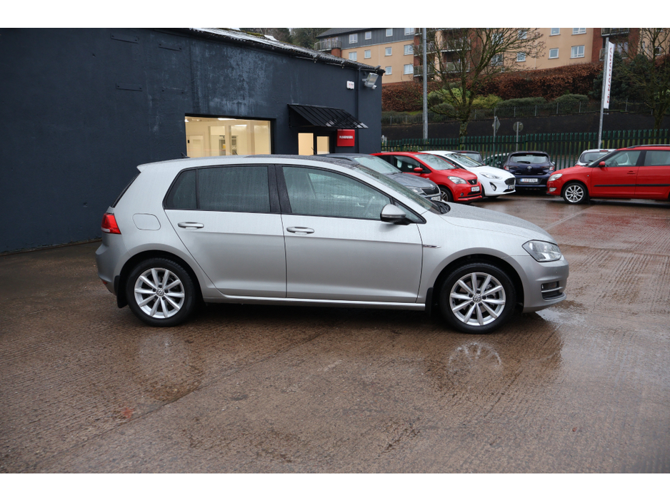 2016 Volkswagen Golf LOUNGE Low Mileage Huge Spec €13,995
