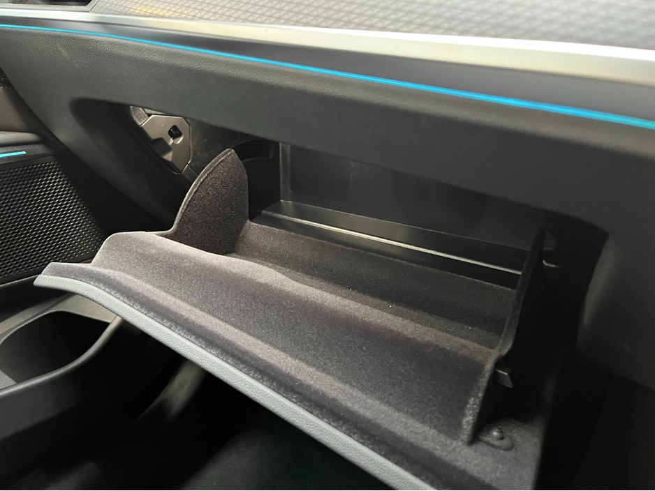 2024 BMW 3 Series - image 24