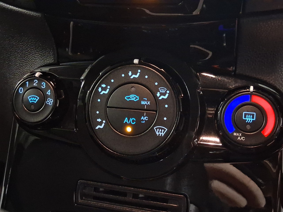 2016 Ford Fiesta - image 13