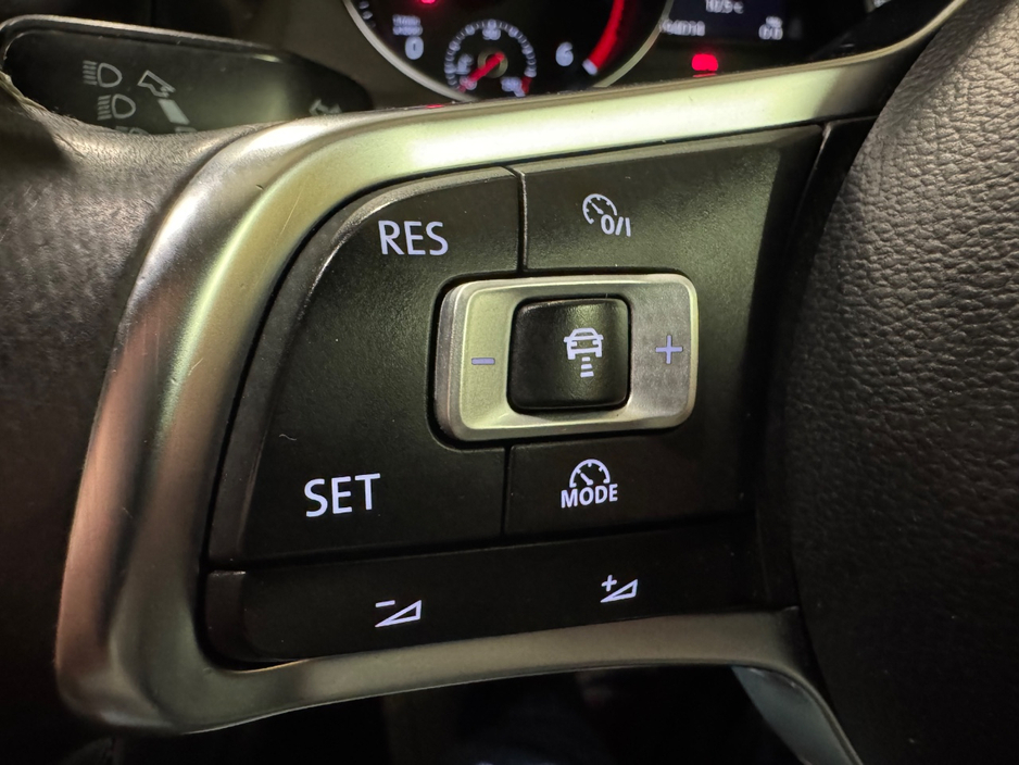 2016 Volkswagen Golf - image 26