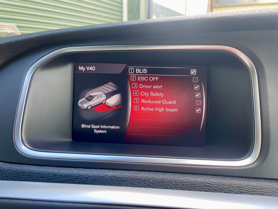 2018 Volvo V40 - image 38