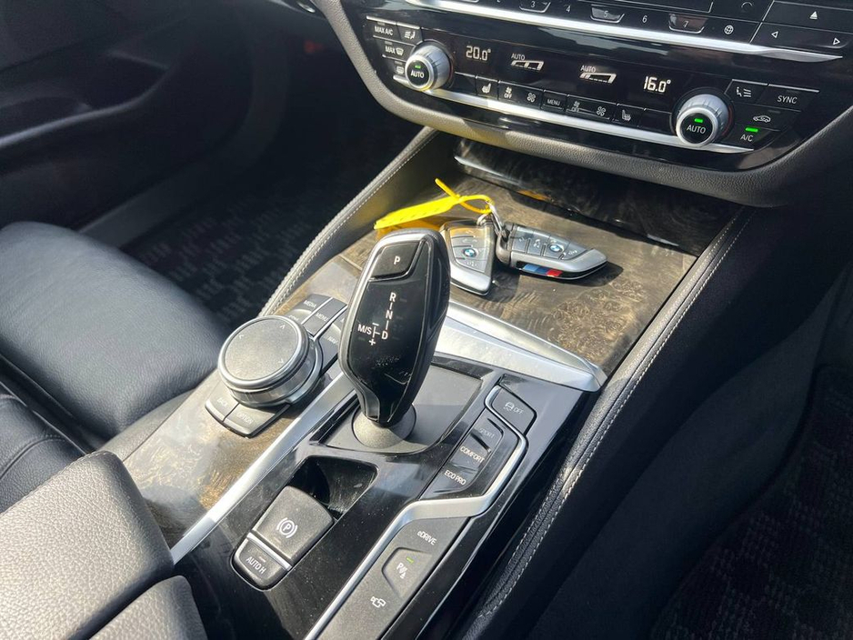 2019 BMW 5 Series - image 11