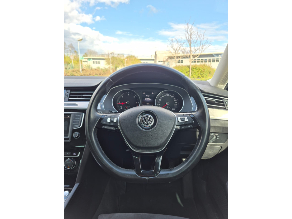 2015 Volkswagen Passat - image 15
