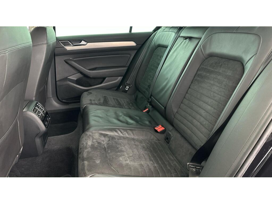 2018 Volkswagen Passat - image 6