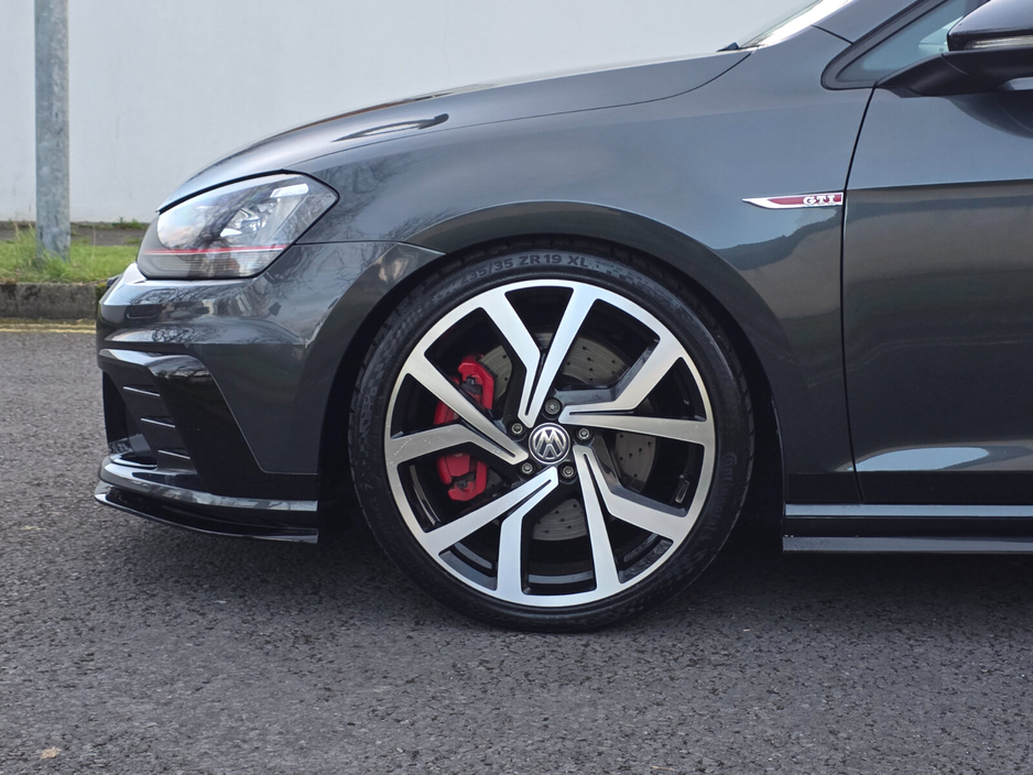 2016 Volkswagen Golf - image 17