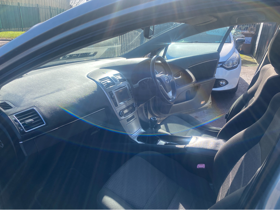 2012 Toyota Avensis - image 11