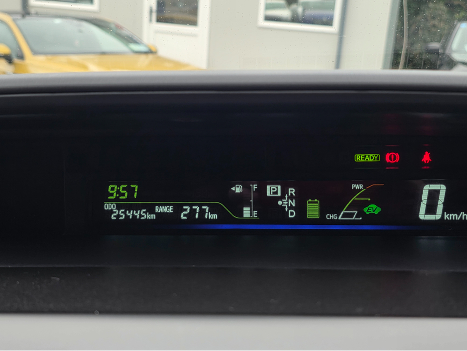 2013 Toyota Prius Alpha - image 11