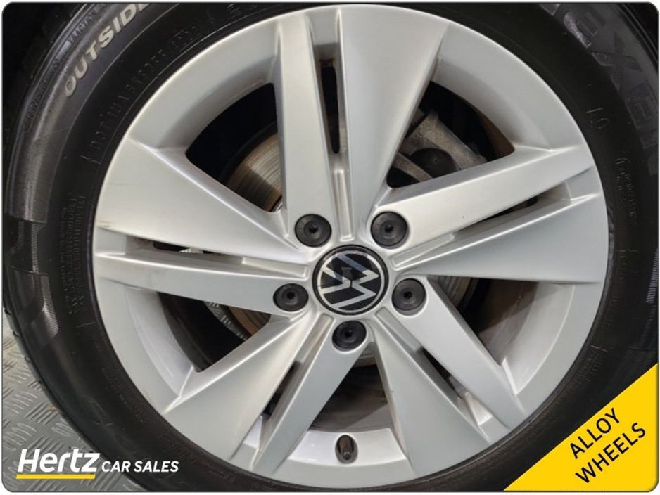 2023 Volkswagen Golf - image 11