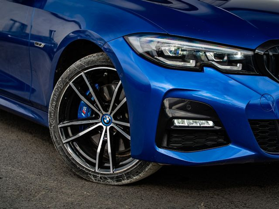 2022 BMW 3 Series - image 6