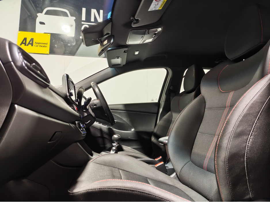 2022 Hyundai i30 - image 2